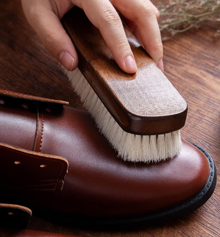 Giày Da Bị Bẩn? Cách Vệ Sinh Chi Tiết Để Giày Của Bạn Luôn Sáng Mịn