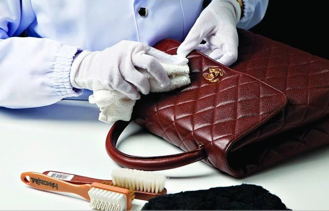 Bí Quyết Vệ Sinh Túi Da Hàng Hiệu Tại Nhà – Giữ Túi Luôn Như Mới!